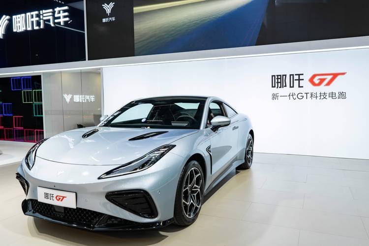 东莞303哪吒汽车在智能汽车领域的表现，领途汽车在新能源汽车市场中的影响力